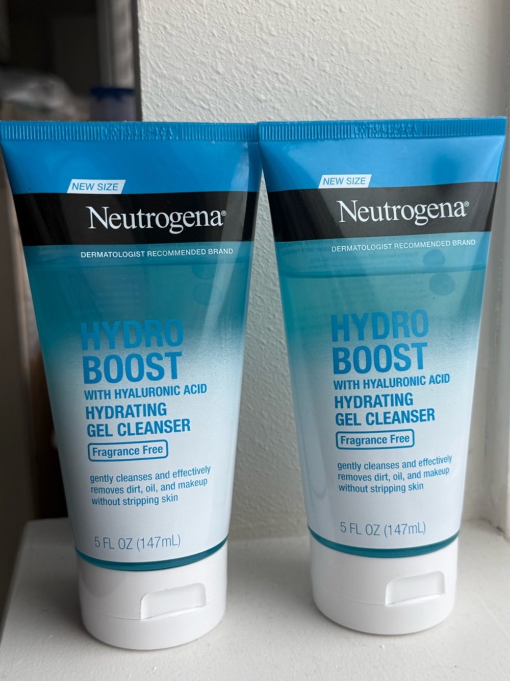 Neutrogena Hydro Boost Hydrating Gel Cleanser - Teal/White/Black